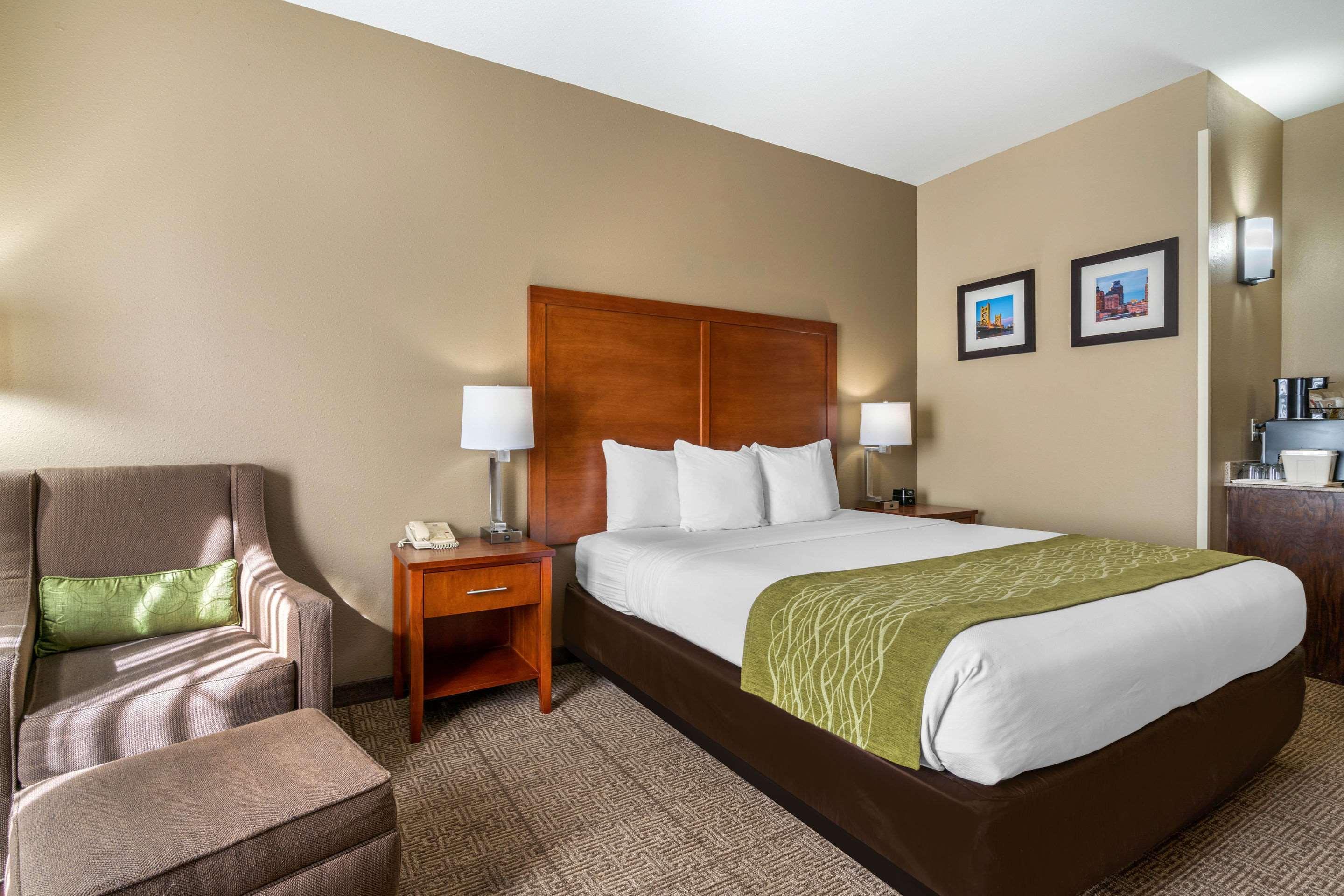 Comfort Inn & Suites Sacramento - University Area Exterior photo