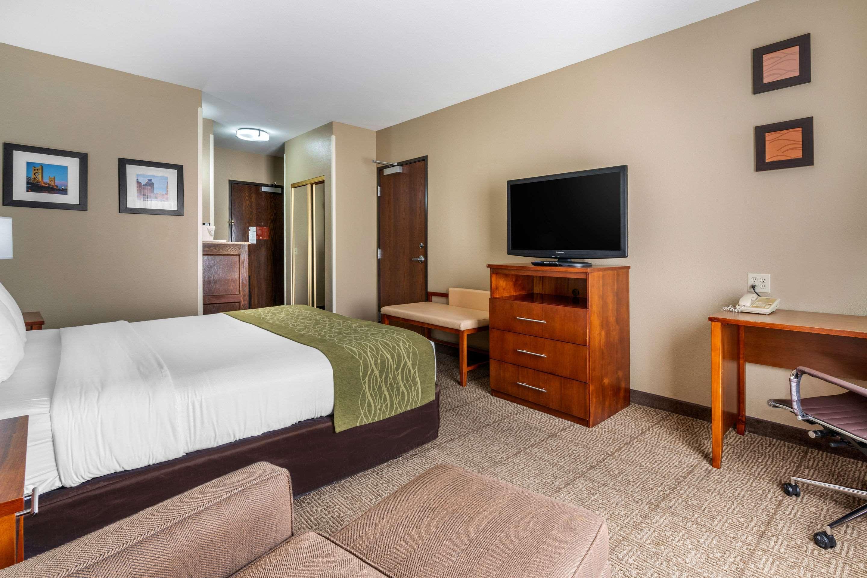 Comfort Inn & Suites Sacramento - University Area Exterior photo