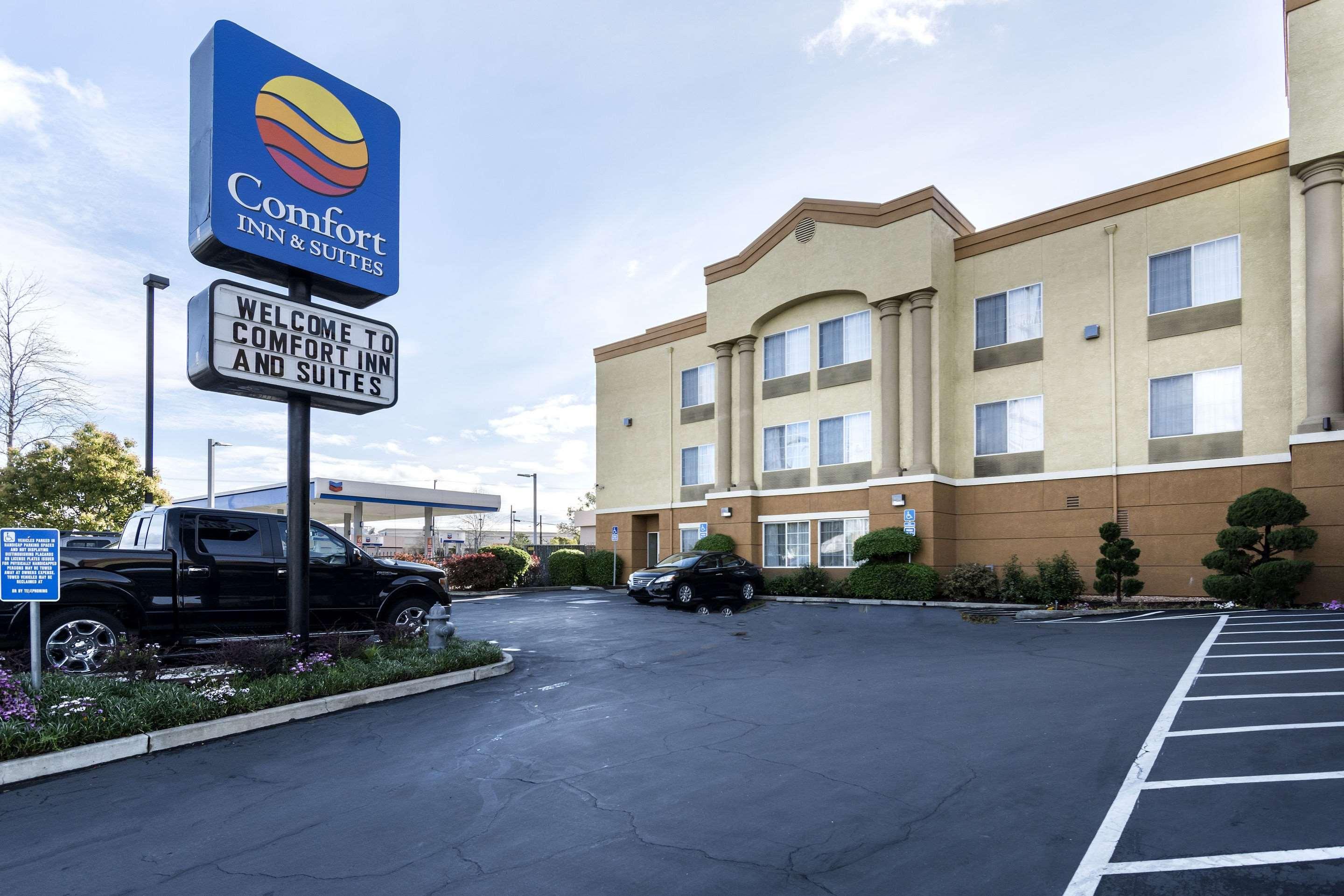 Comfort Inn & Suites Sacramento - University Area Exterior photo