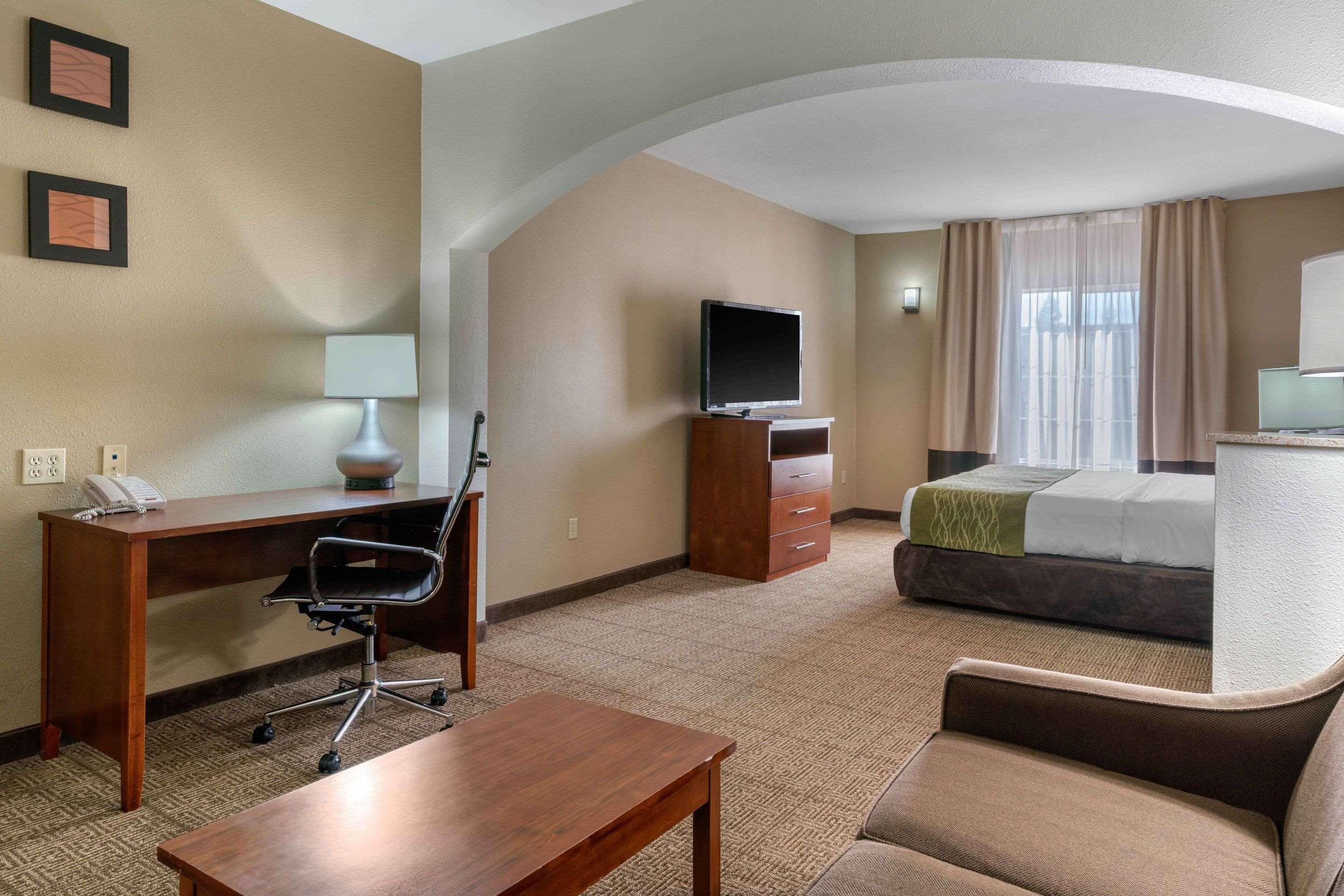 Comfort Inn & Suites Sacramento - University Area Exterior photo