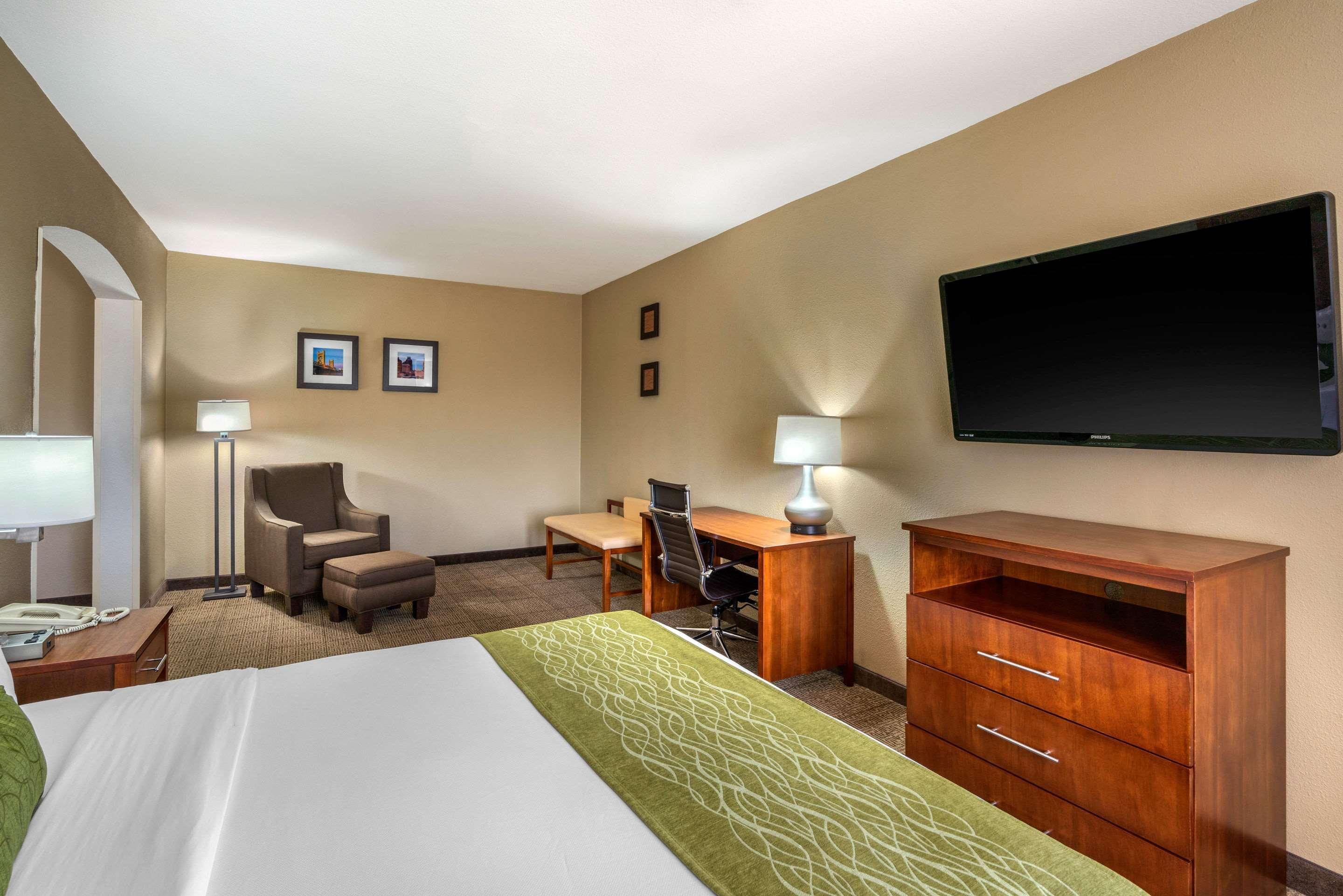 Comfort Inn & Suites Sacramento - University Area Exterior photo