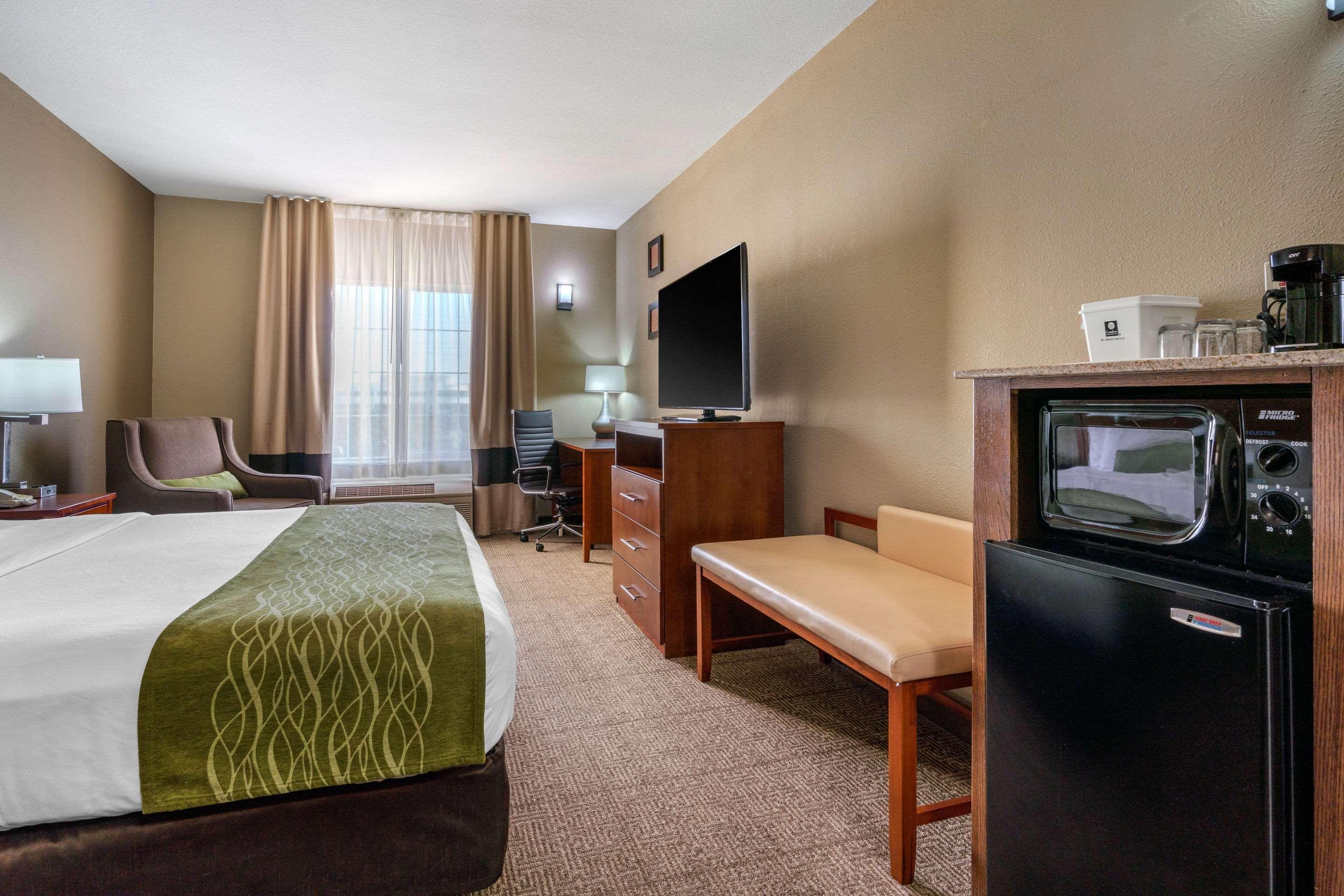 Comfort Inn & Suites Sacramento - University Area Exterior photo