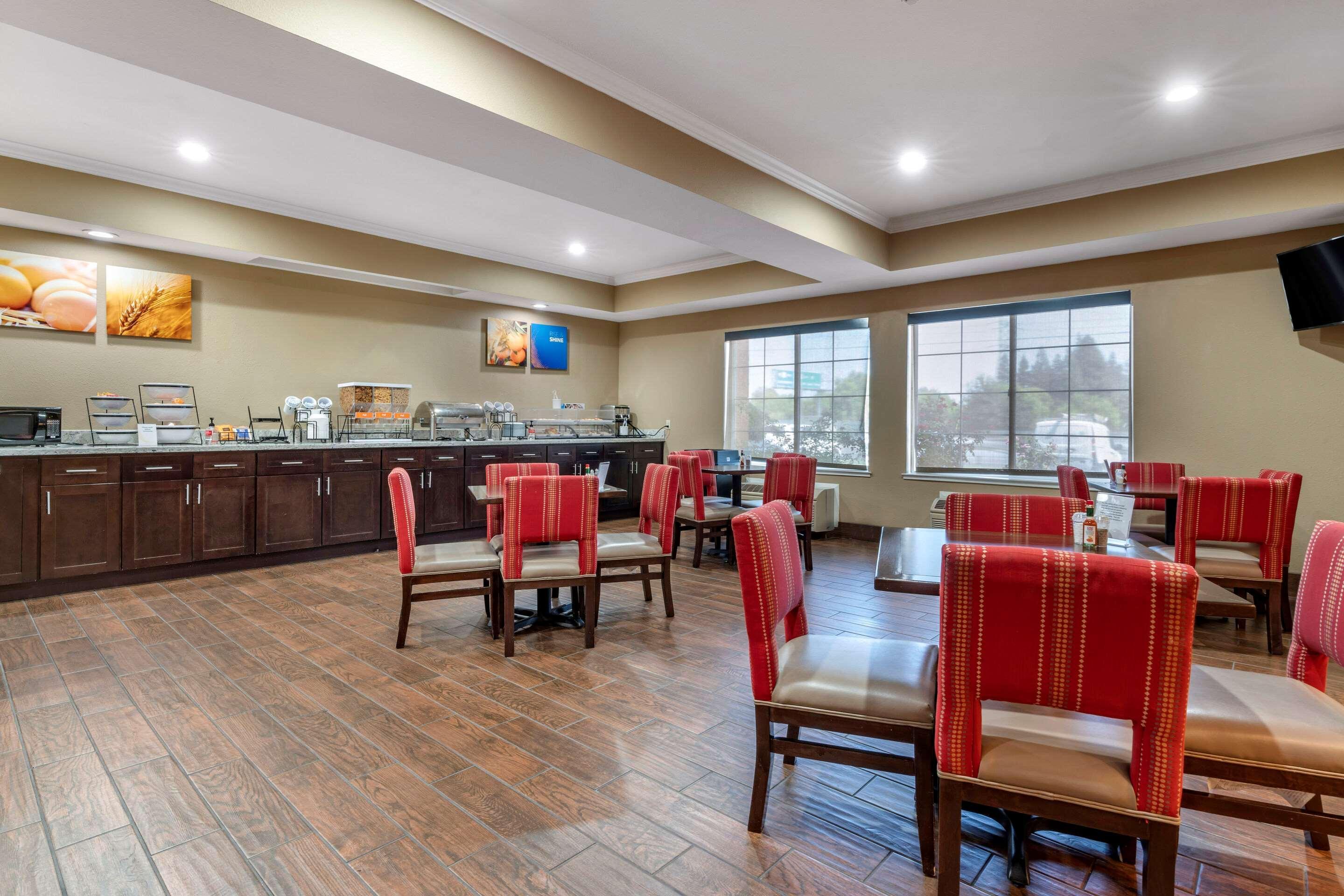 Comfort Inn & Suites Sacramento - University Area Exterior photo
