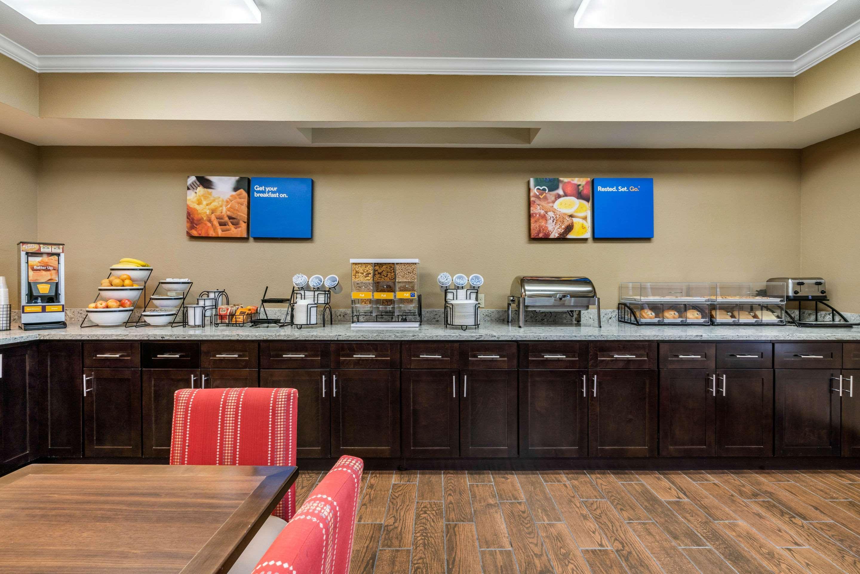 Comfort Inn & Suites Sacramento - University Area Exterior photo