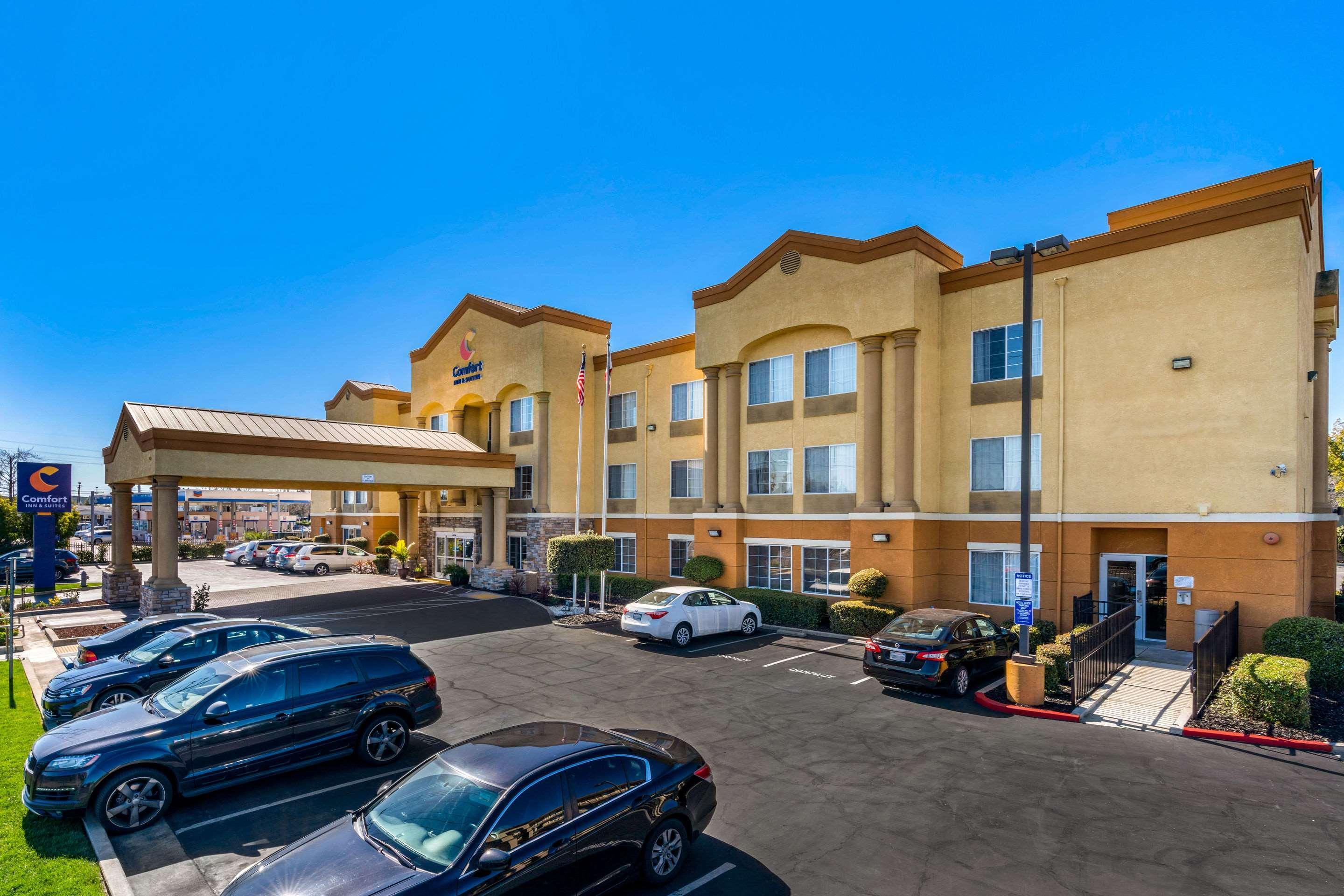 Comfort Inn & Suites Sacramento - University Area Exterior photo