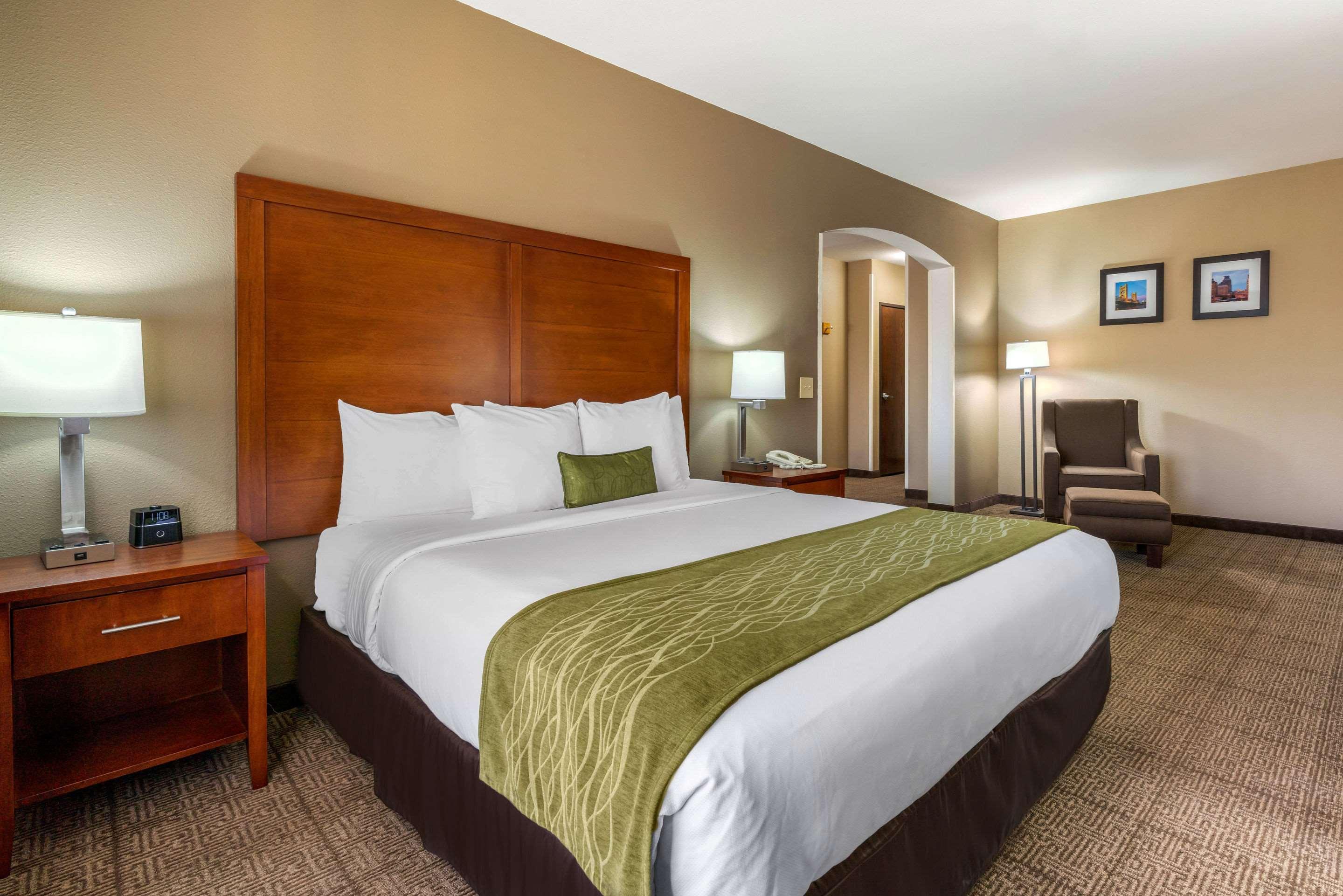 Comfort Inn & Suites Sacramento - University Area Exterior photo