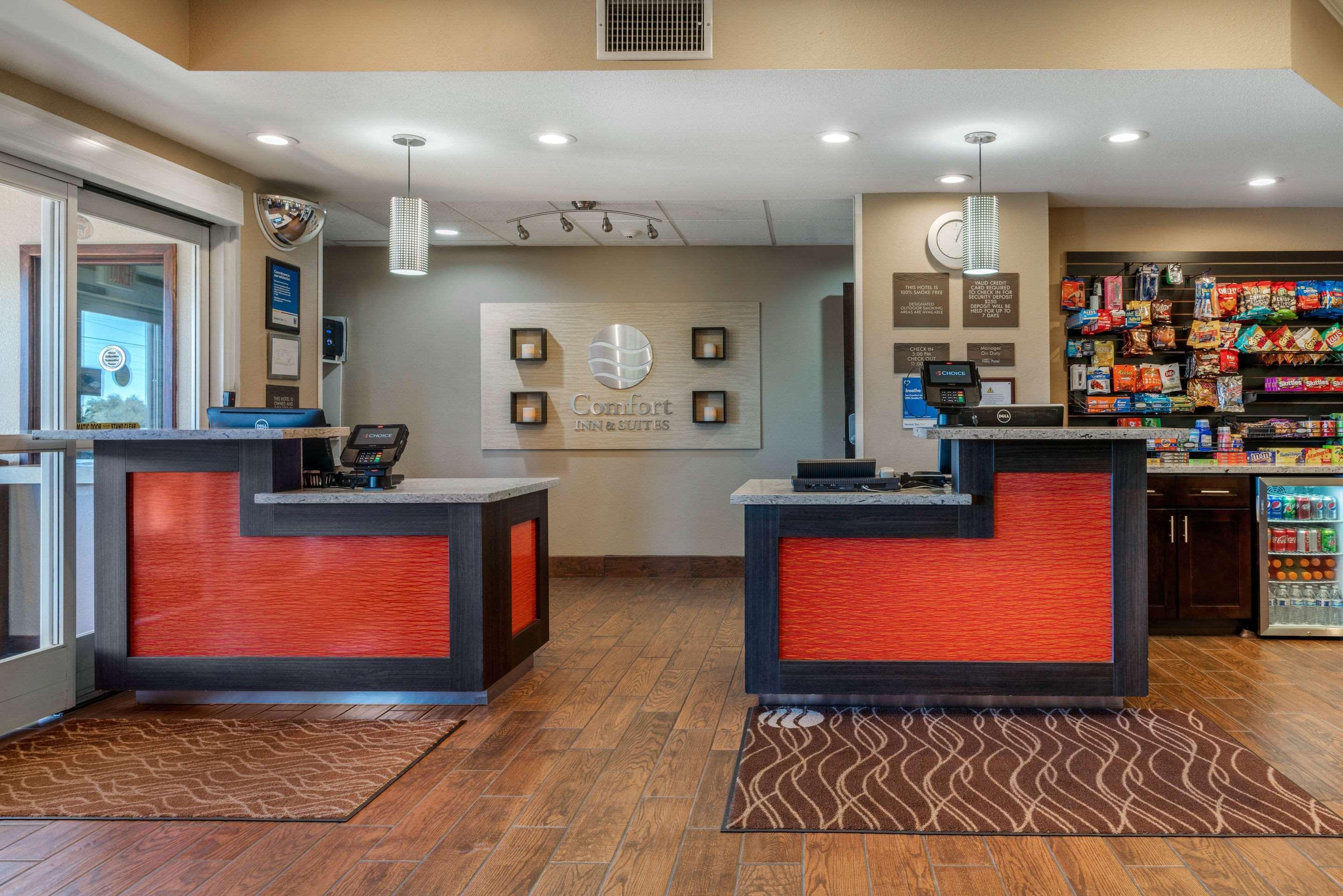 Comfort Inn & Suites Sacramento - University Area Exterior photo