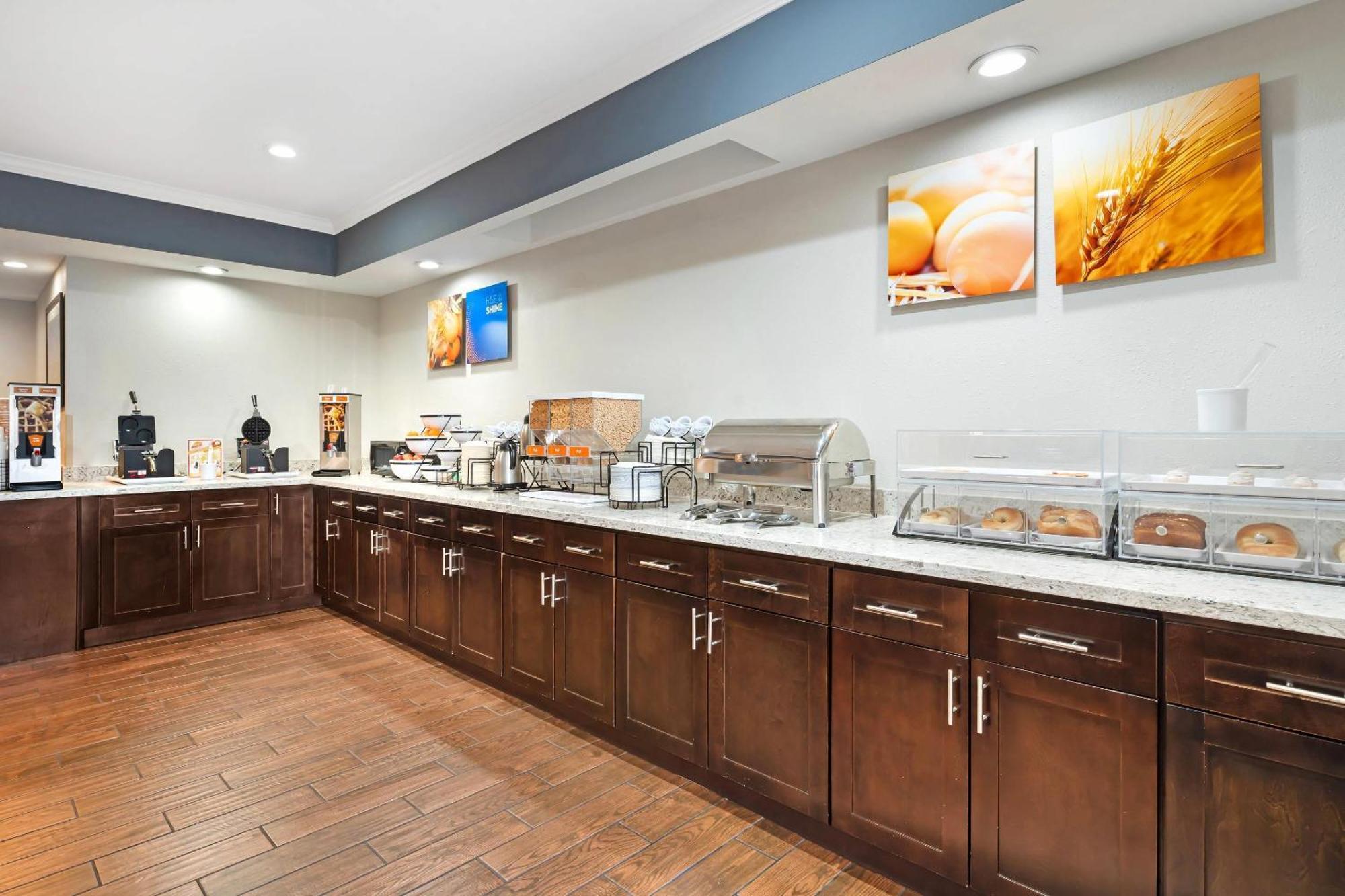 Comfort Inn & Suites Sacramento - University Area Exterior photo