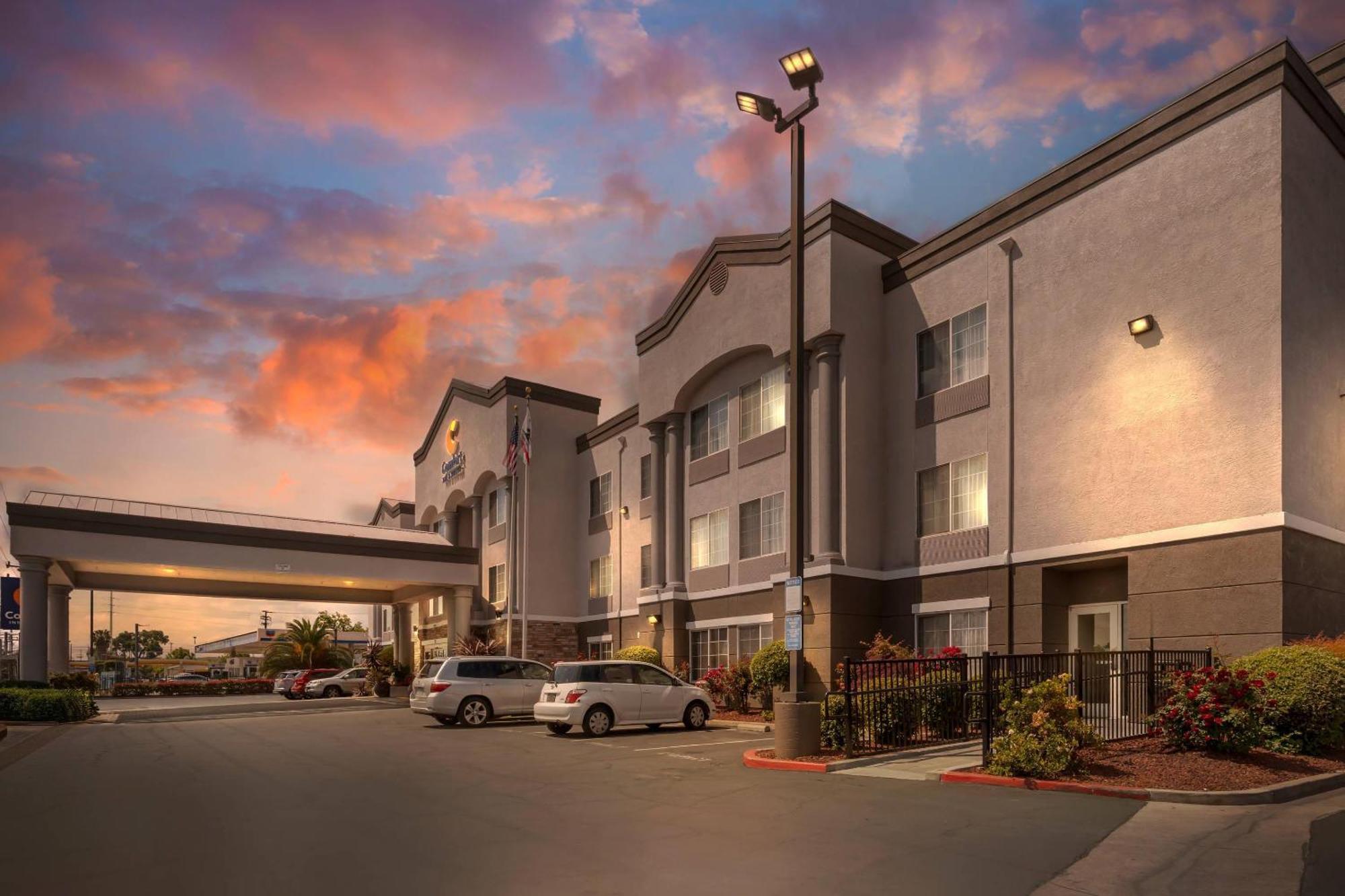 Comfort Inn & Suites Sacramento - University Area Exterior photo