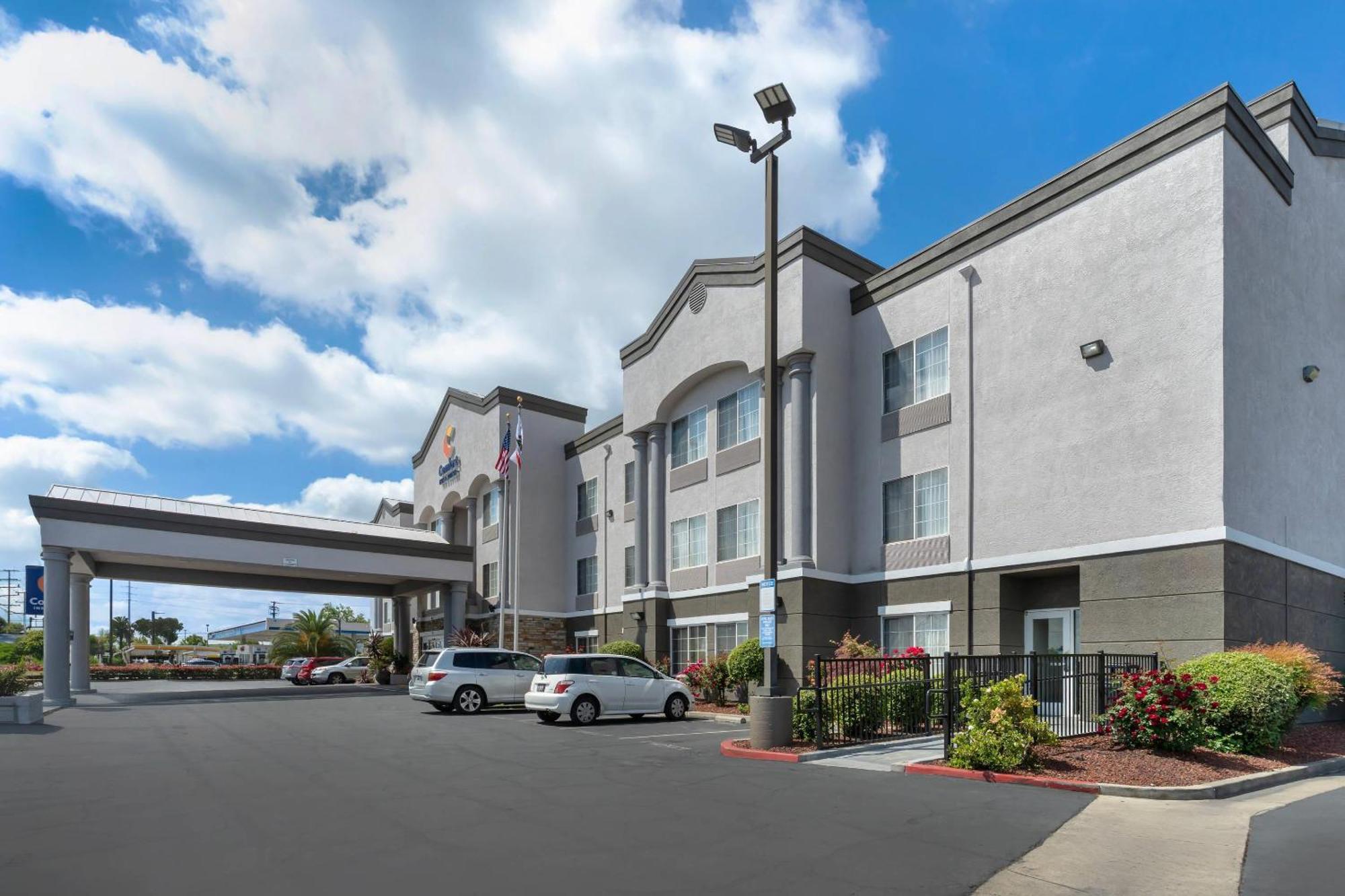 Comfort Inn & Suites Sacramento - University Area Exterior photo