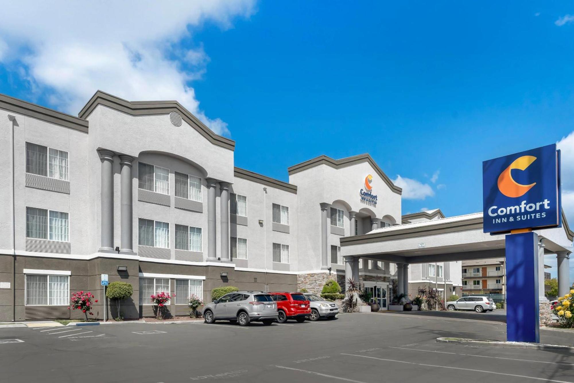 Comfort Inn & Suites Sacramento - University Area Exterior photo